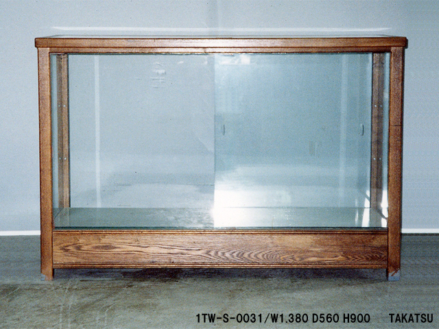 茶ニス塗りガラス張木製ショーケース – 高津装飾美術株式会社