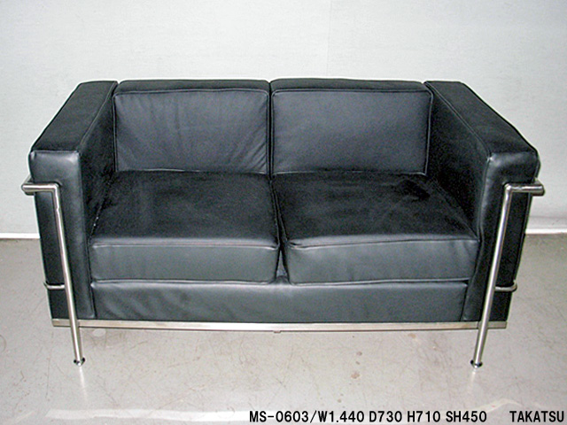 黒色レザー張りパイプ製ソファー – 高津装飾美術株式会社